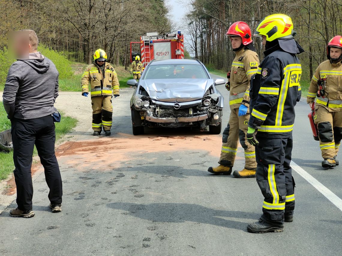 Zderzenie opla i volkswagena na wojewódzkiej 408. Jedna osoba zabrana do szpitala. ZDJĘCIA