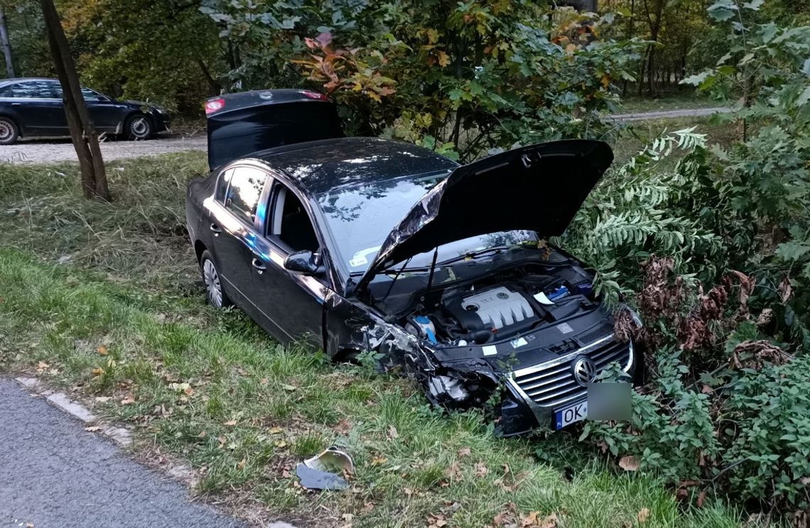 Zderzenie osobówek na drodze z Kuźniczek do Cisowej. Jedna osoba poszkodowana. ZDJĘCIA