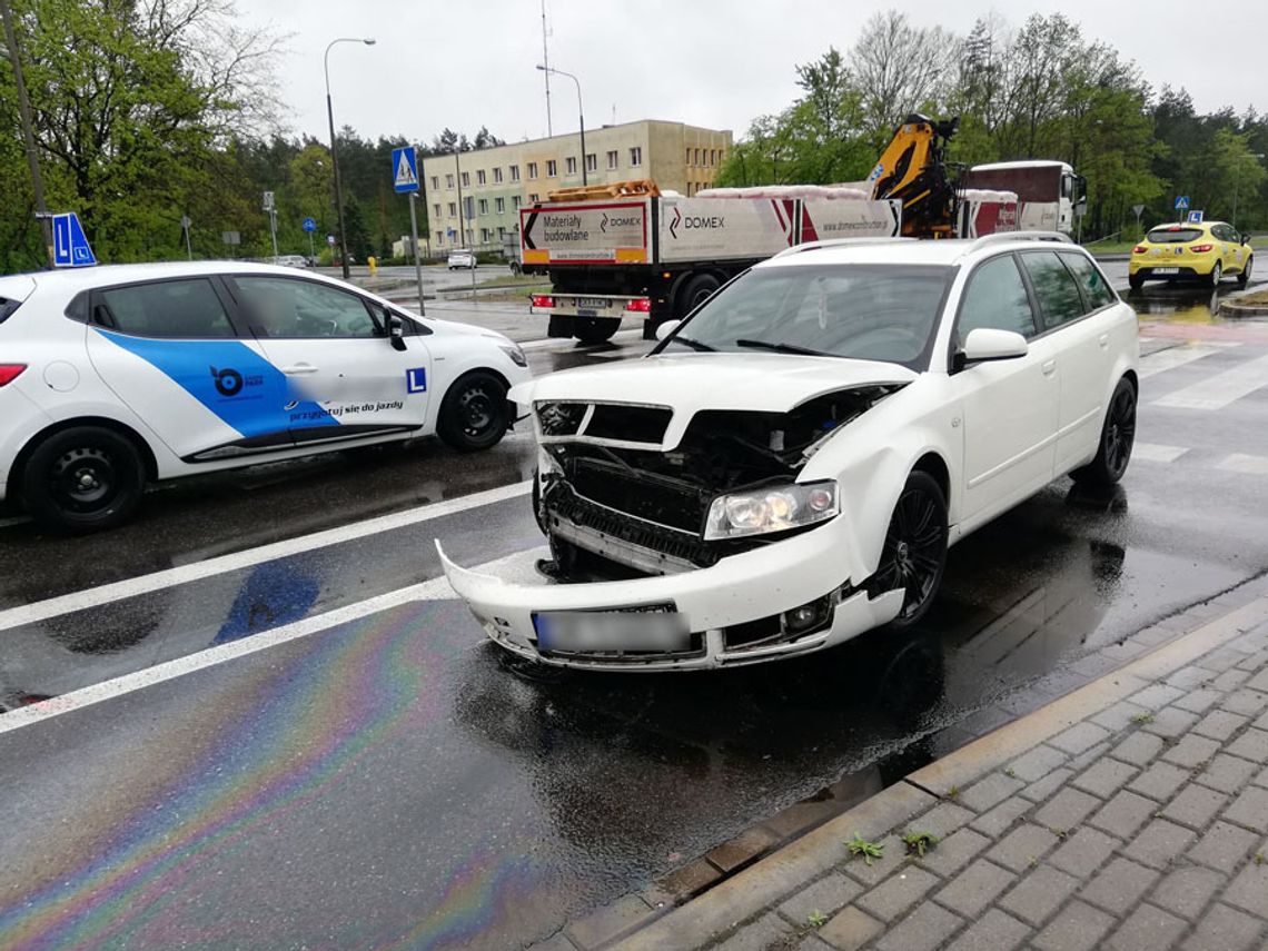 Zderzenie osobówek na skrzyżowaniu przy policji. 31-latek nie ustąpił 74-latkowi