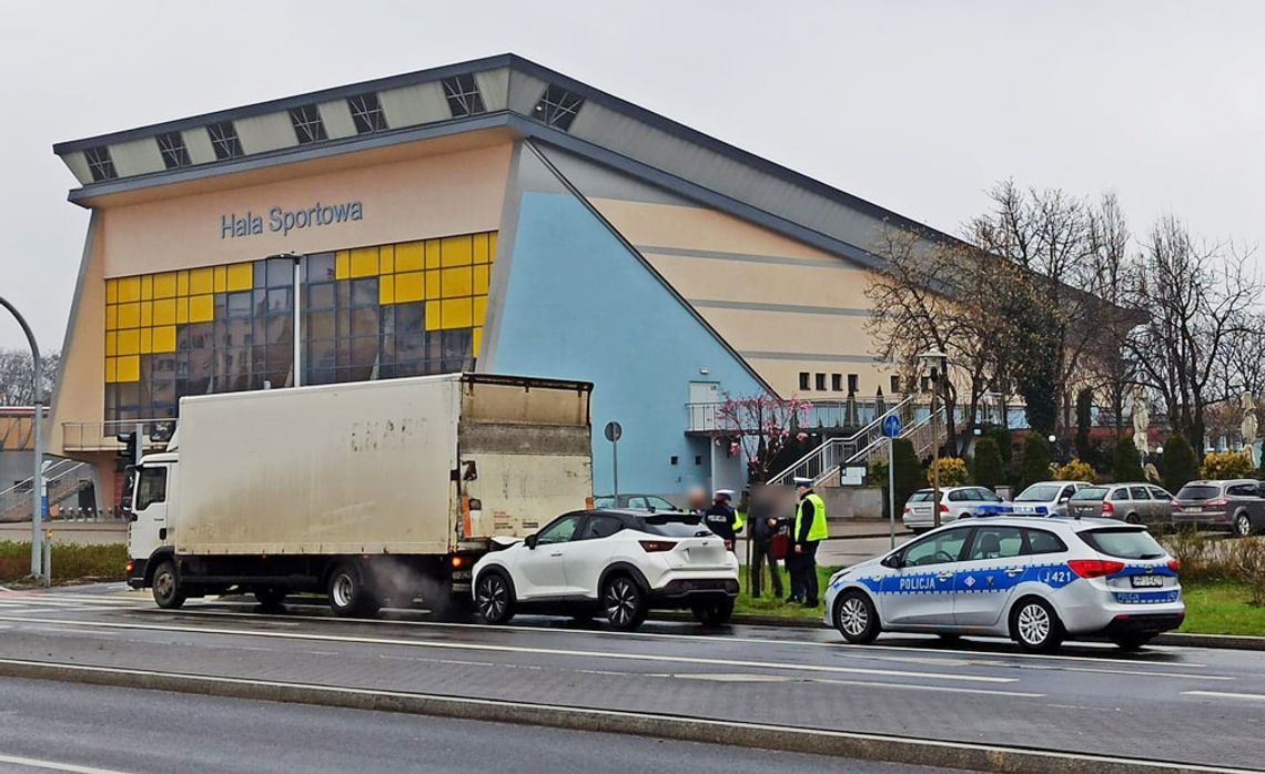 Zderzenie osobówki z ciężarówką na alei Jana Pawła II. Jeden pas wyłączony z ruchu