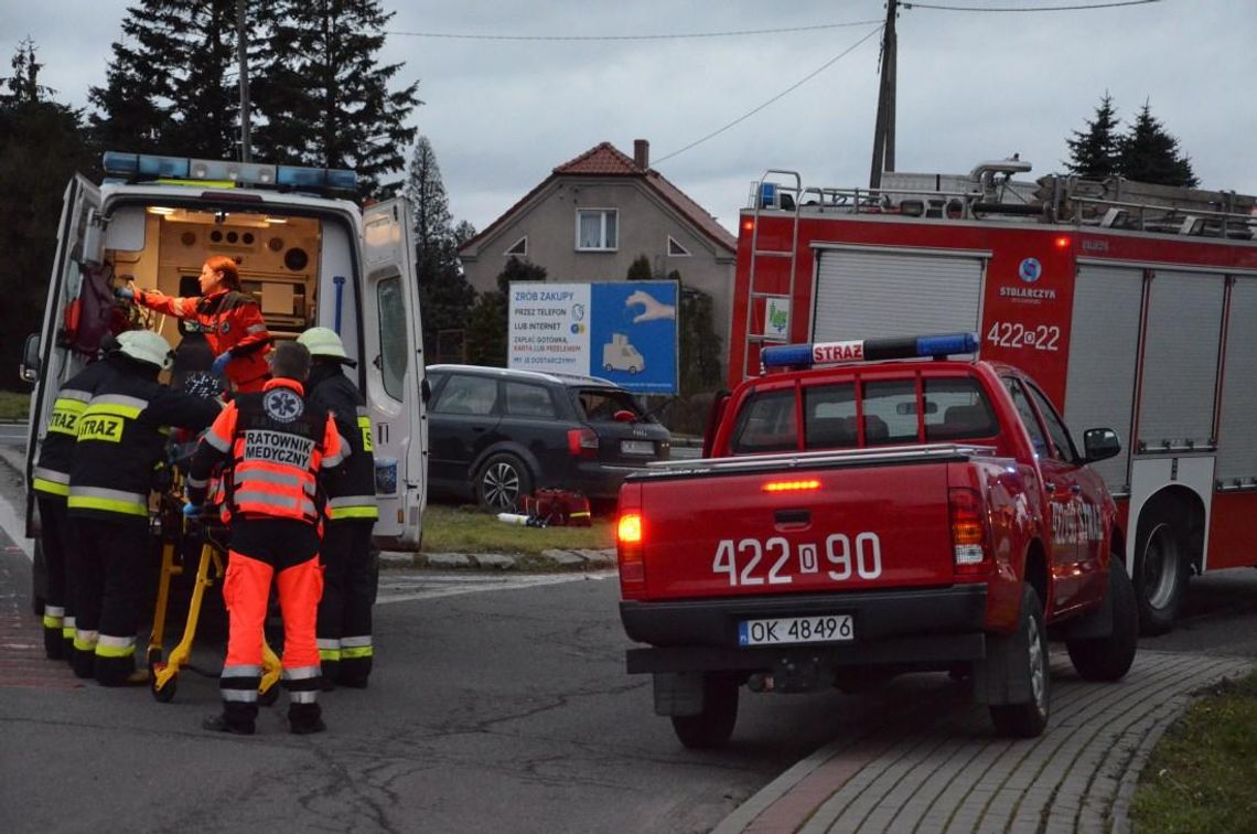 Zderzenie osobówki z ciężarówką w Reńskiej Wsi. Kobieta zabrana do szpitala. ZDJĘCIA