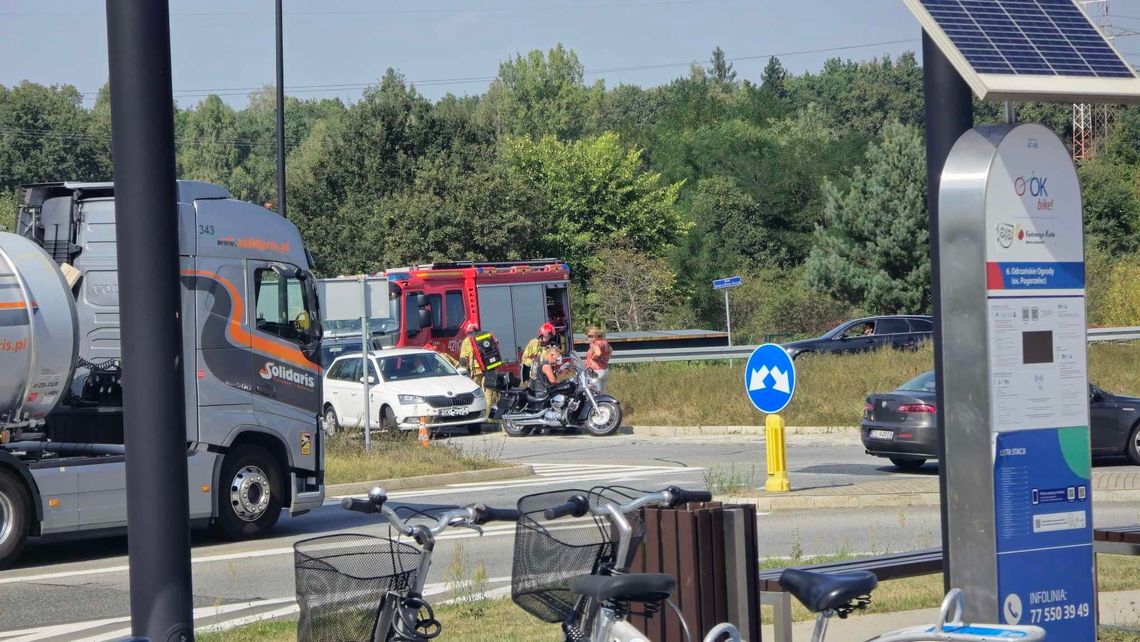 Zderzenie osobówki z motocyklistą na rondzie Pileckiego. Na miejscu interweniowała straż pożarna