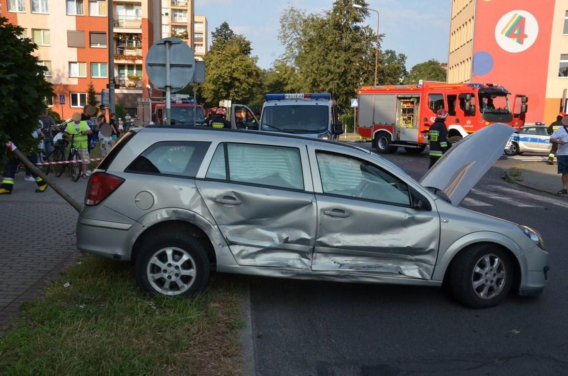 Zderzenie samochodów osobowych w centrum miasta. Dwie osoby poszkodowane. ZDJĘCIA