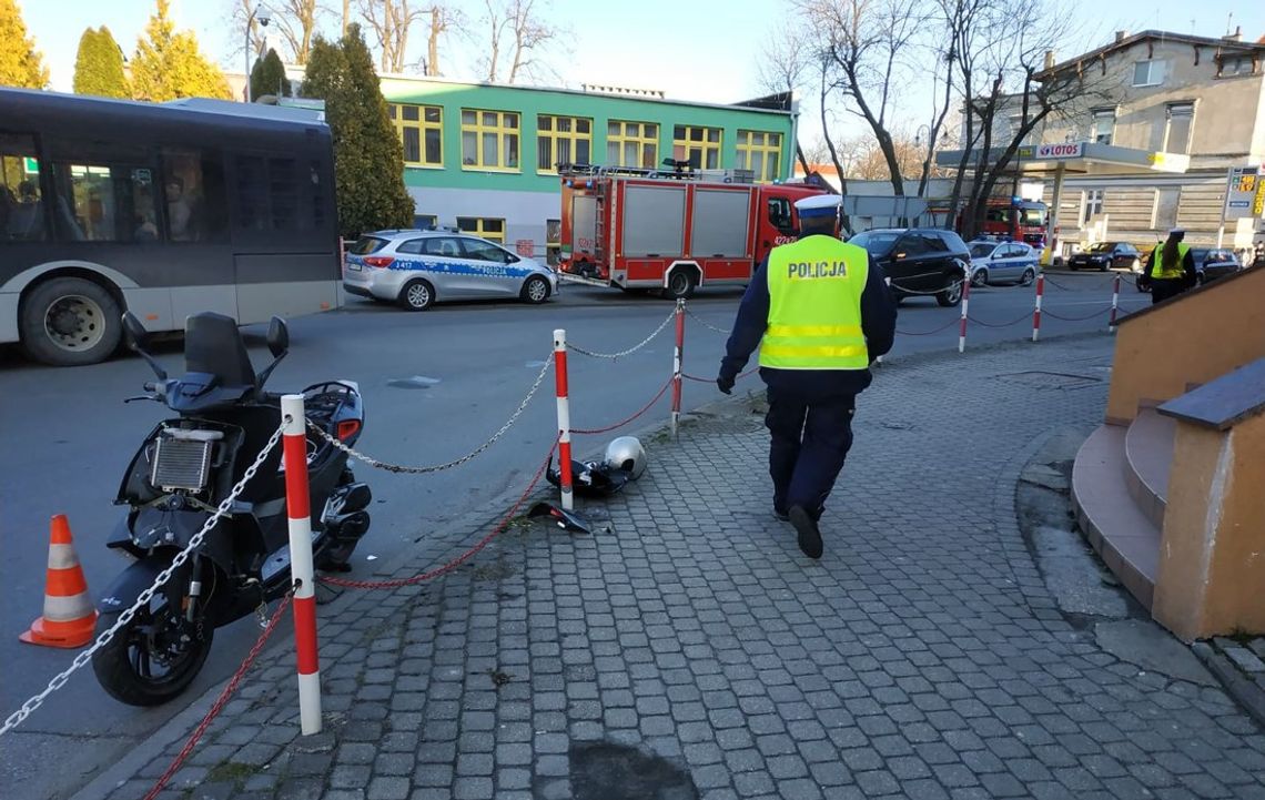 Zderzenie samochodu osobowego z motorowerem. Ucierpiał 17-letni chłopak. ZDJĘCIA