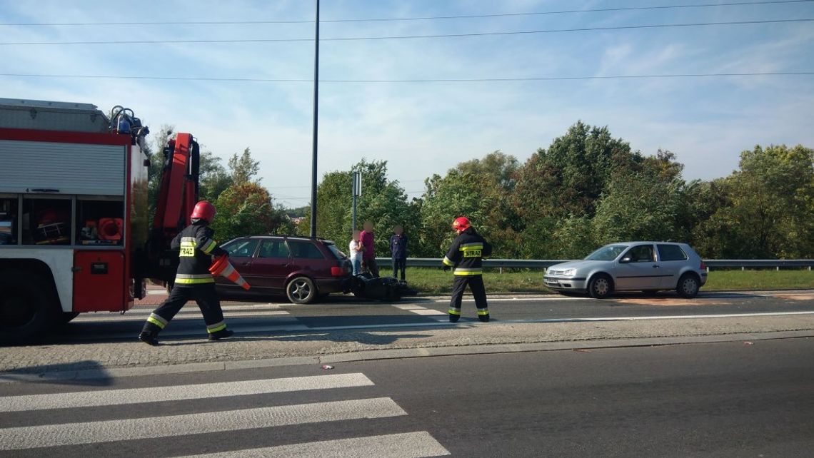 Zderzenie skutera i dwóch osobówek na obwodnicy. Kierowcy stanęli w ogromnym korku. ZDJĘCIA