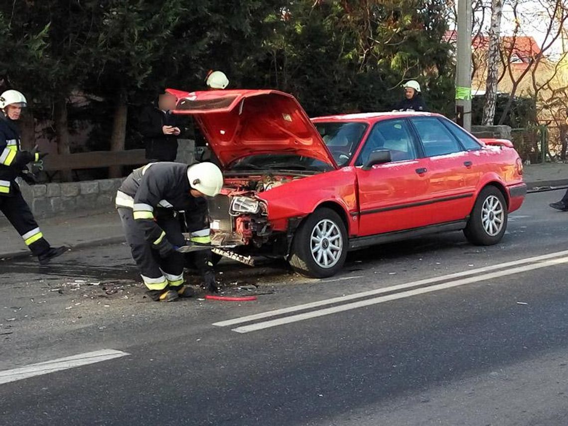 Zderzenie trzech aut na ulicy Wyspiańskiego. Są utrudnienia w ruchu. ZDJĘCIA