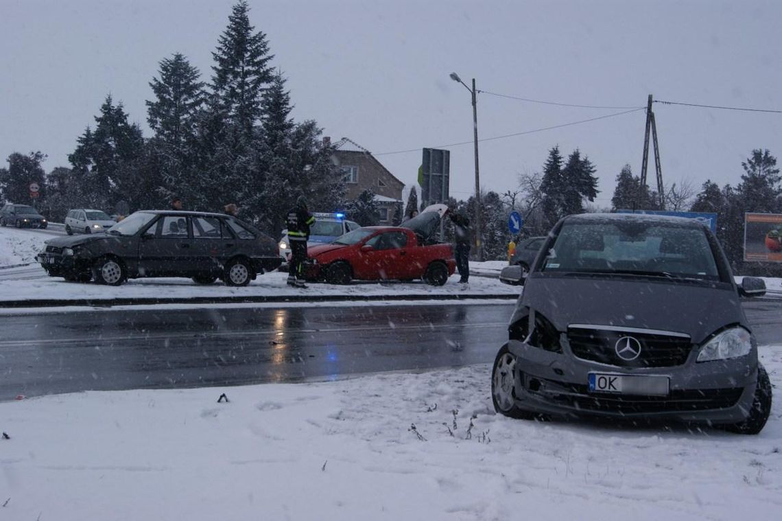 Zderzenie trzech aut osobowych na skrzyżowaniu w Reńskiej Wsi. ZDJĘCIA