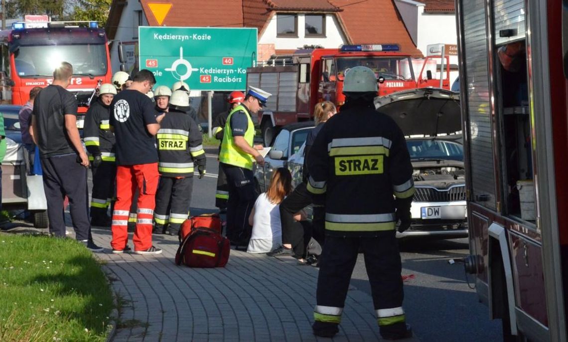 Zderzenie trzech osobówek na drodze krajowej nr 40. Kobieta zabrana do szpitala. ZDJĘCIA