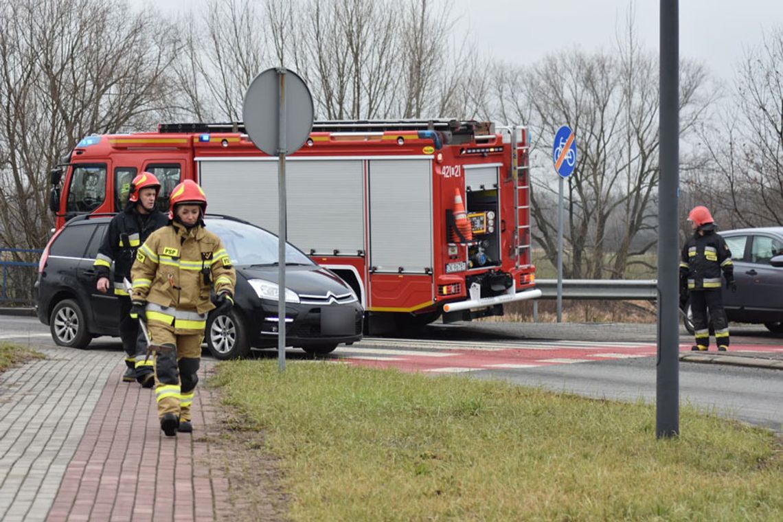 Zderzenie trzech pojazdów przy rondzie Milenijnym. Policja wyznacza objazdy