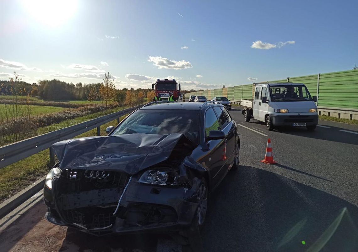 Zderzenie trzech samochodów na obwodnicy Kędzierzyna-Koźla. Na miejscu interweniowały wszystkie służby