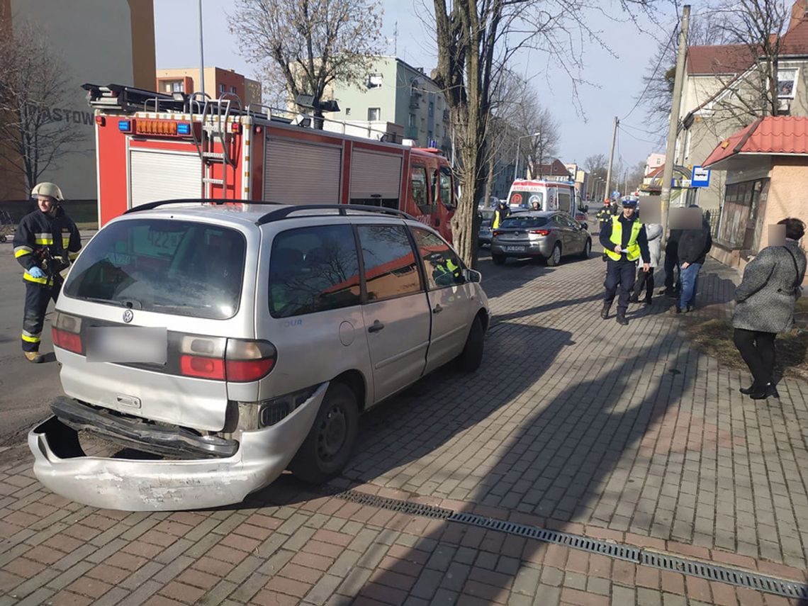 Zderzenie trzech samochodów na ulicy Piastowskiej. Jedna osoba zabrana do szpitala