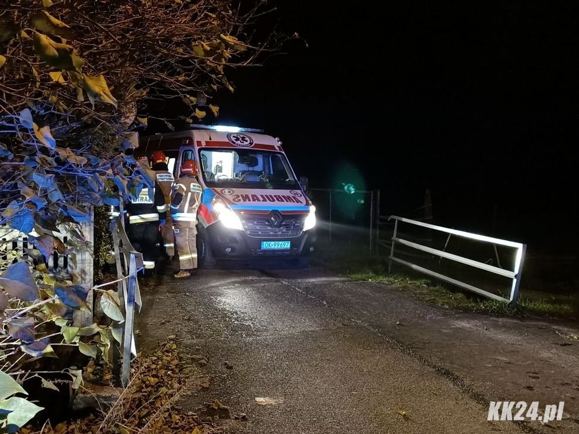 Zdezorientowana kobieta złamała nogę w cieku wodnym. Interwencja służb w Dziergowicach