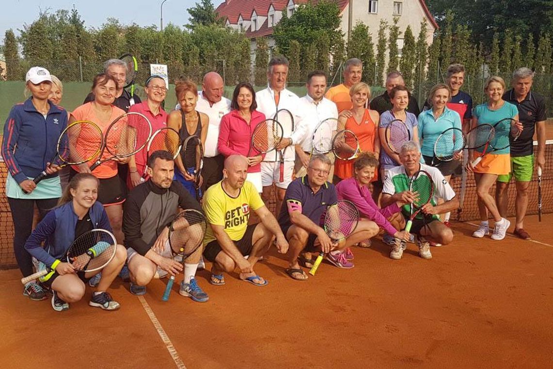 Zdrowa rywalizacja na kortach. Turniej tenisowy Polsko-Amerykańskich Klinik Serca. ZDJĘCIA