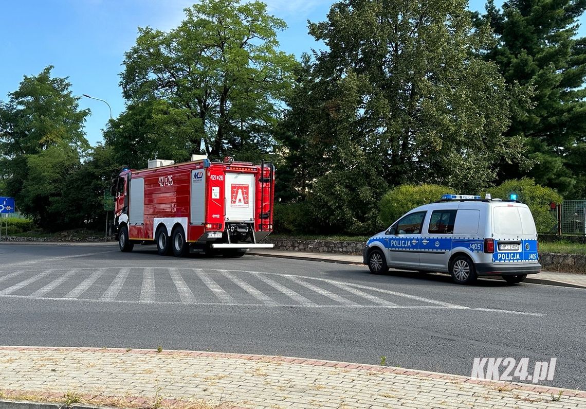 Zerwany przewód sieci trakcyjnej spadł do wagonu z miałem węglowym. Strażacy interweniują przy ulicy Towarowej