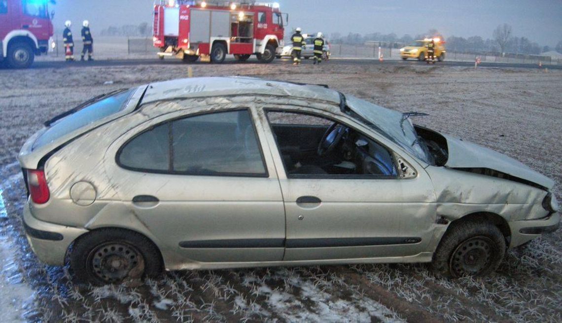 Zgubiła go nadmierna prędkość. Kierowca renault dachował na drodze krajowej nr 45. ZDJĘCIA