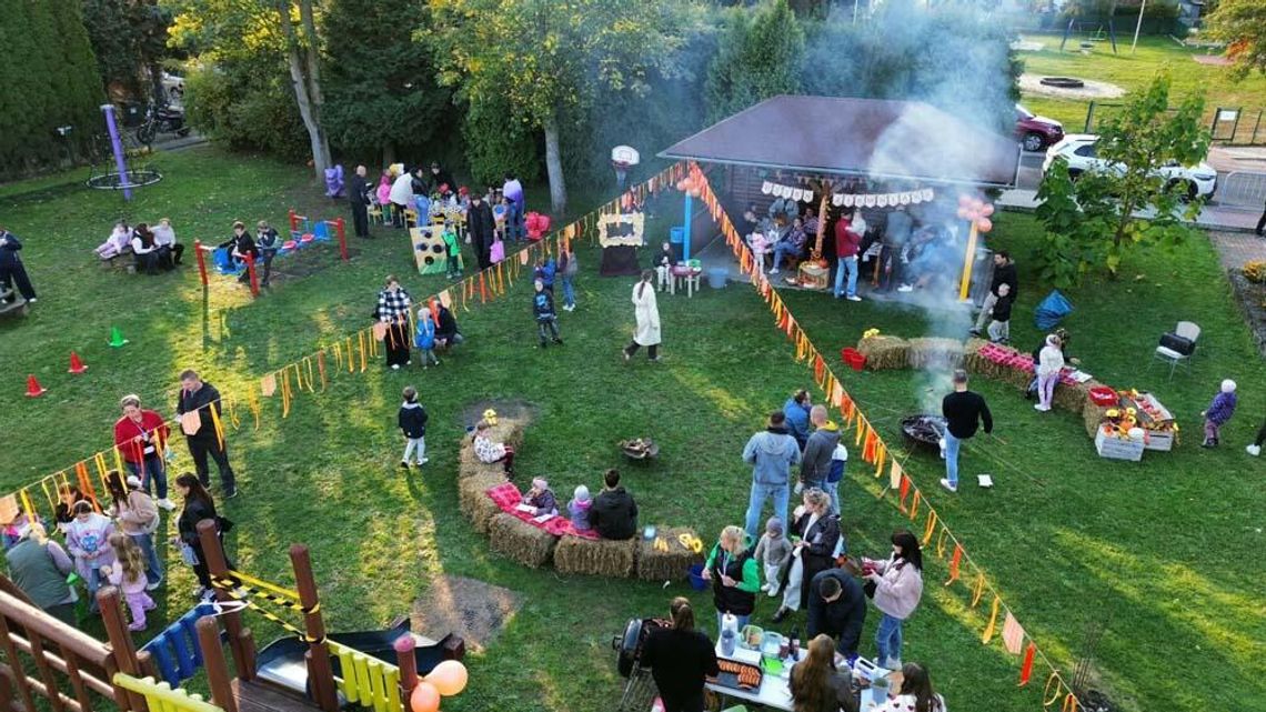 Ziemniaki z ogniska i jesienne zabawy. Rodzinne święto w przedszkolnej „Siódemce” Ziemniaki z ogniska i jesienne zabawy. Rodzinne święto w przedszkolnej „Siódemce”