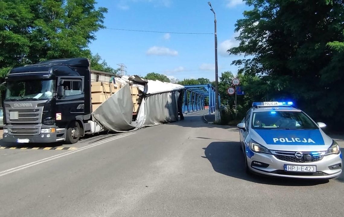 Zignorował znaki i wjechał na most w Blachowni. Ciężarówka uszkodziła naczepę, sprawca ukarany