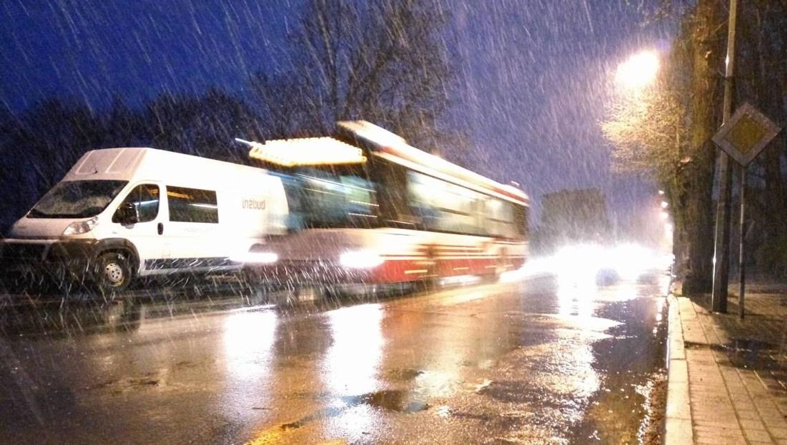 Zima zaatakowała w środku wiosny. Śnieg będzie prószył przez całą noc, szykują się trudne warunki na drogach