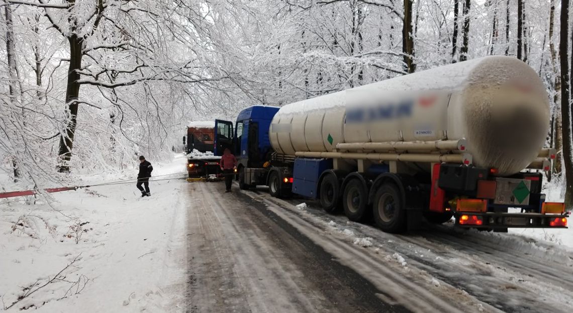 Zima zaskoczyła kierowców. Trudne warunki na drogach przyczyną wielu zdarzeń. ZDJĘCIA