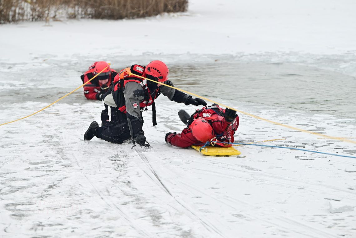 Zimowe zagrożenia pod lupą strażaków. Ćwiczenia na akwenie Dębowa