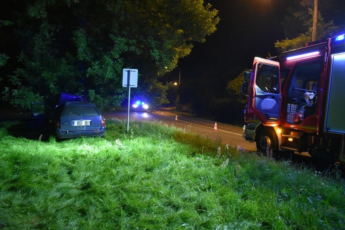 Zjechał na przeciwległy pas jezdni i uderzył w drzewo. Groźnie wyglądające zdarzenie w Kotlarni