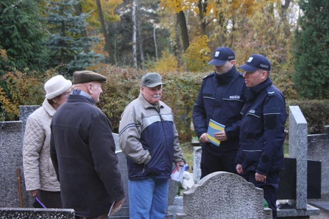 Złodzieje czają się na cmentarzach. Ostrzeżenie policji przed Wszystkich Świętych