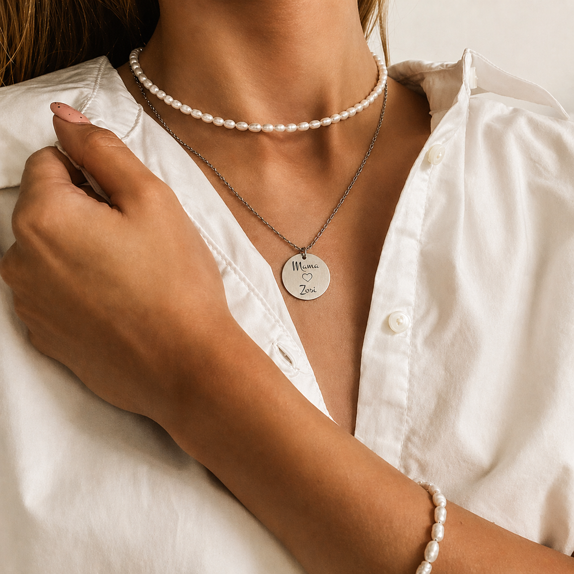 Złote, srebrne, z grawerem? Najpiękniejsze naszyjniki Manoki dla każdej Mamy