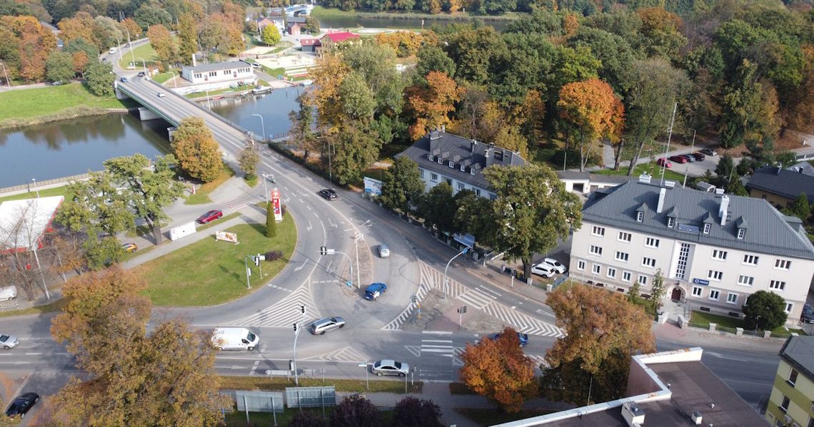 Zmiana cyklu świateł na głównym skrzyżowaniu w Koźlu. Ma usprawnić ruch w najbliższych tygodniach
