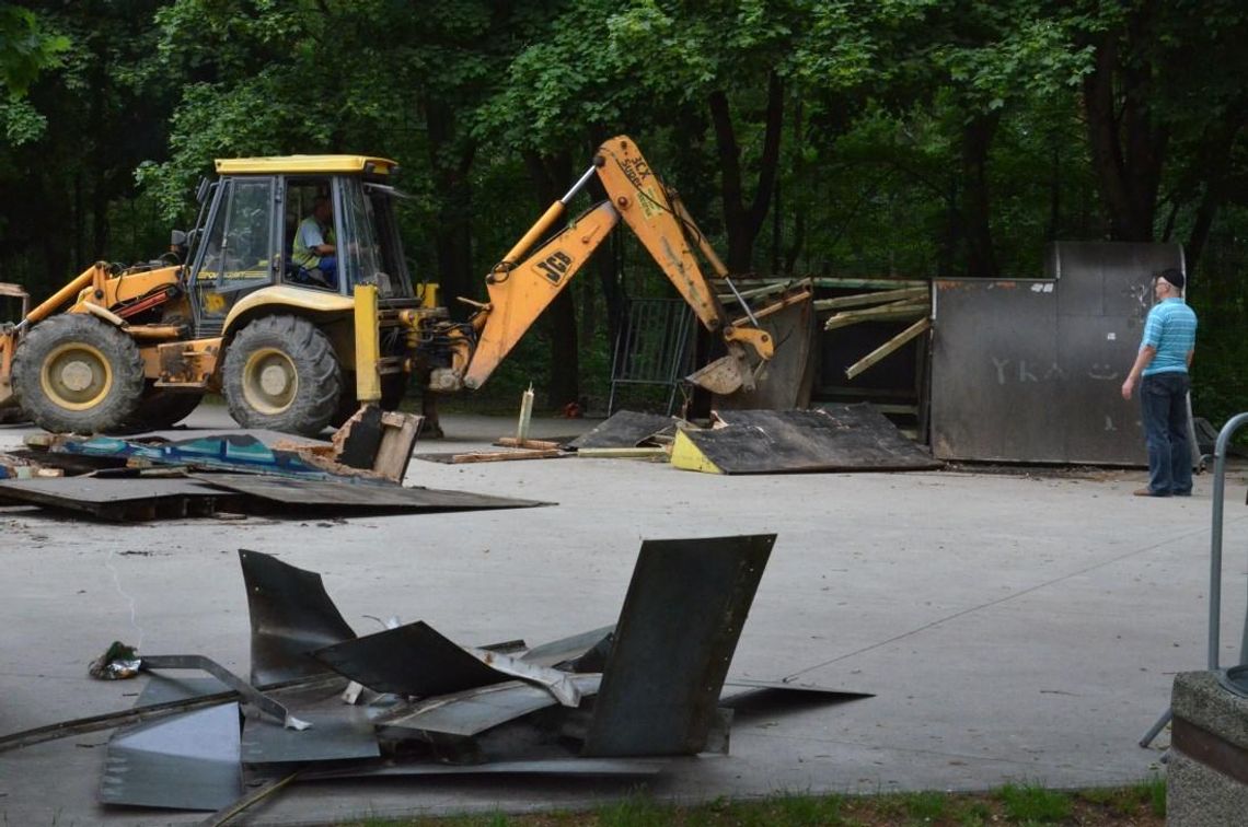 Zmiany na skateparku w Śródmieściu. Budowlańcy wyburzyli dwa elementy