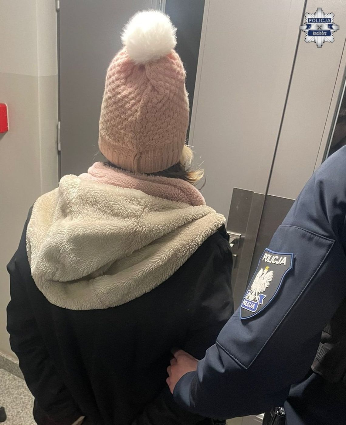 Znalazła kartę i płaciła nią w sklepach. Mieszkanka naszego powiatu odpowie za kradzież z włamaniem