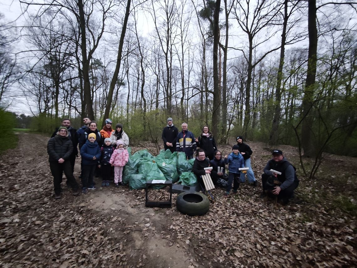 Znaleźli telewizor, sanki, wózek sklepowy a nawet sztuczną szczękę. Na osiedlu Piastów-Powstańców Śląskich odbyła się akcja sprzątania lasu