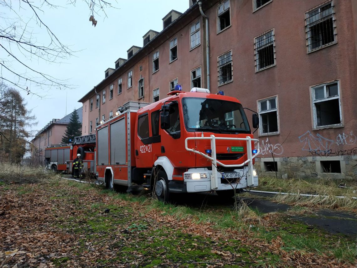 Znowu pożar w byłych koszarach. Strażacy ewakuowali osobę z piwnicy