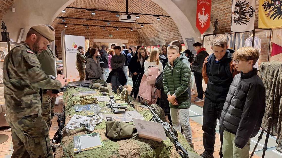 Żołnierze prezentowali sprzęt i opowiadali o swojej służbie. Spotkanie z uczniami w Muzeum Ziemi Kozielskiej