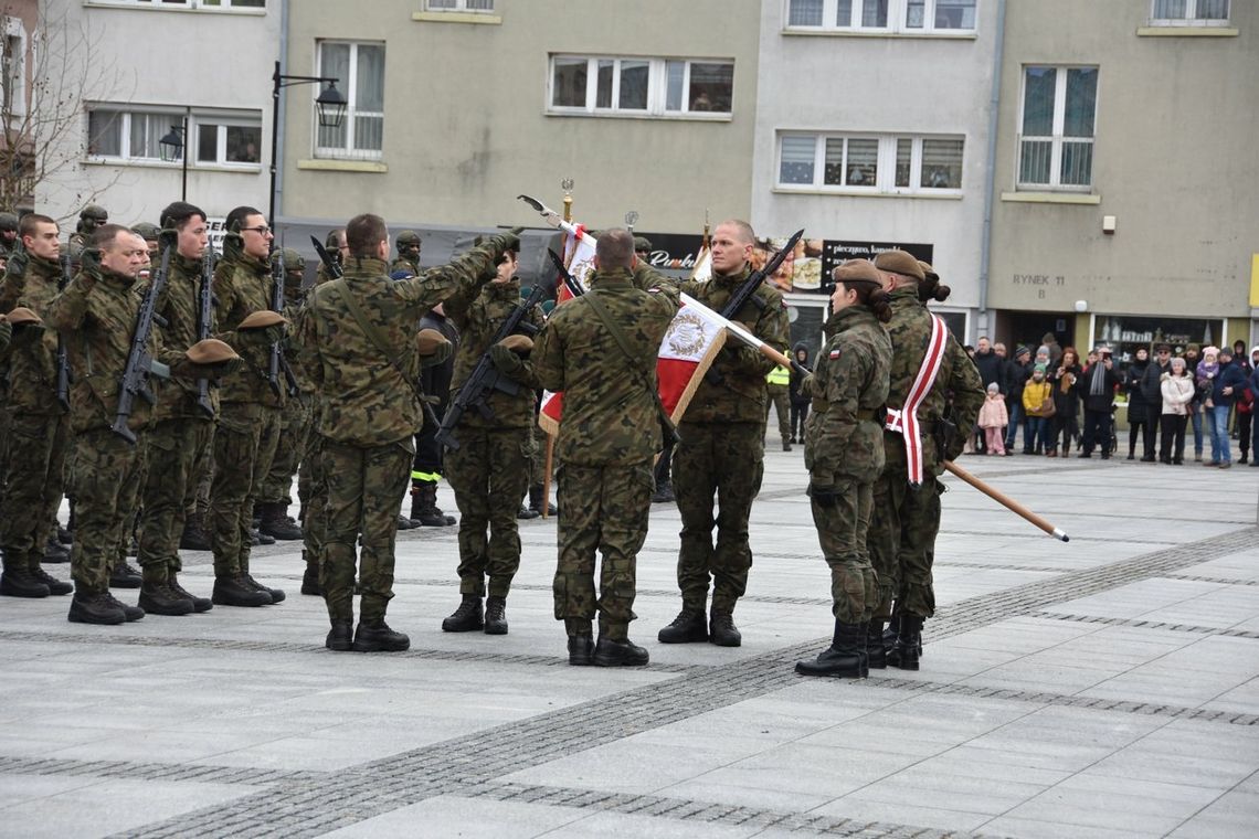 Żołnierze Wojsk Obrony Terytorialnej złożyli przysięgę. Uroczystości na kozielskim rynku