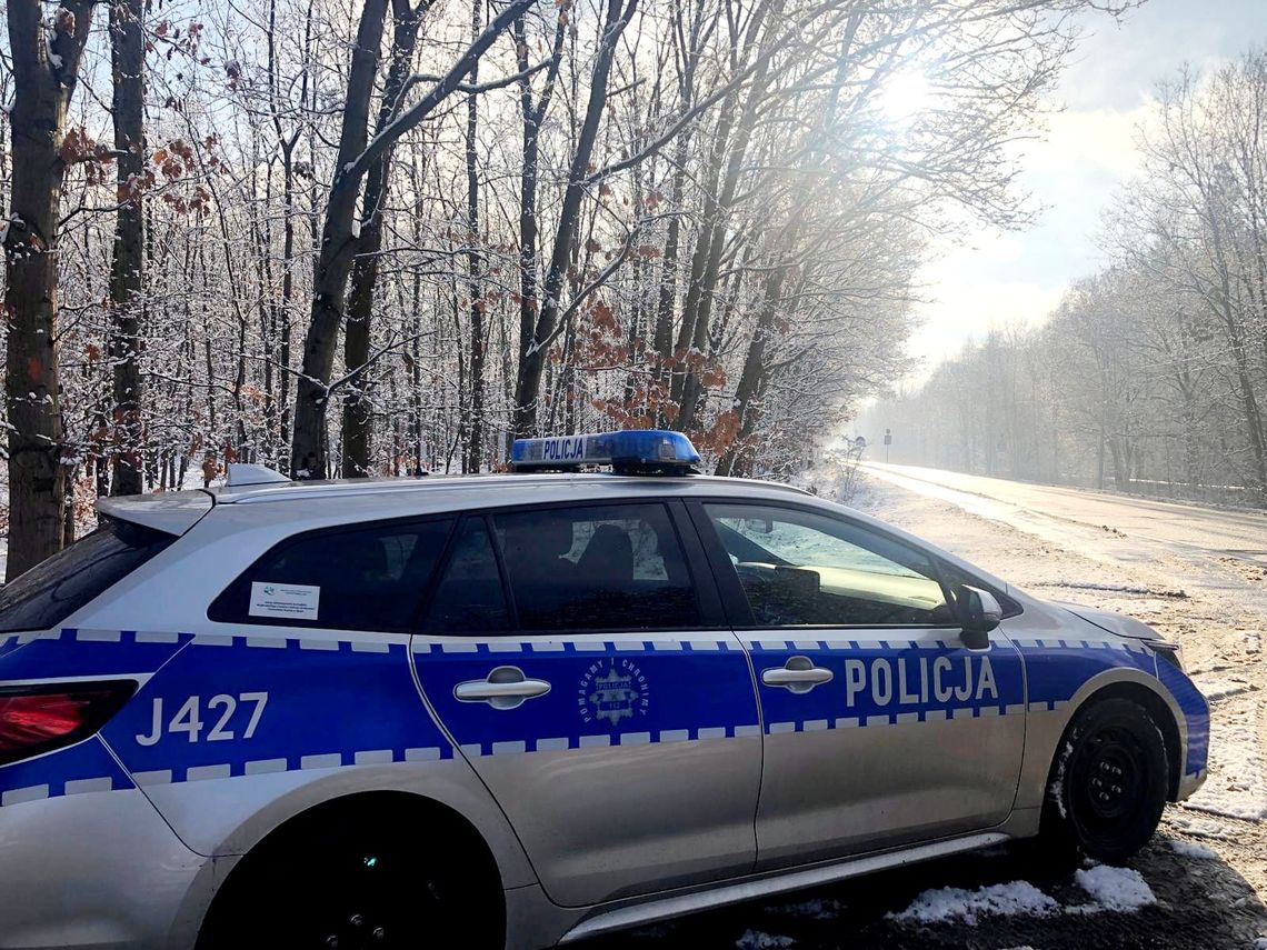 Został zatrzymany z powodu niesprawnego oświetlenia. Okazało się, że nie ma prawa jazdy i jest poszukiwany