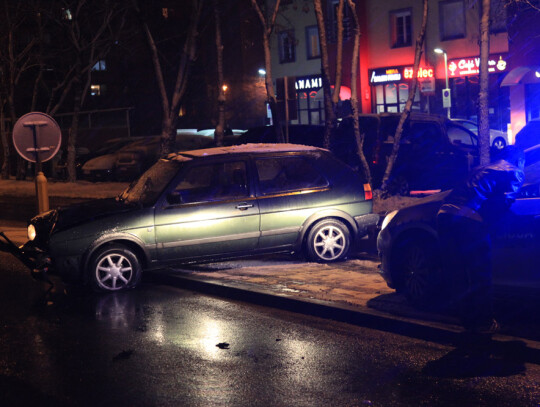 volkswagen golf kolizja osiedle piastów obcokrajowyc (3)