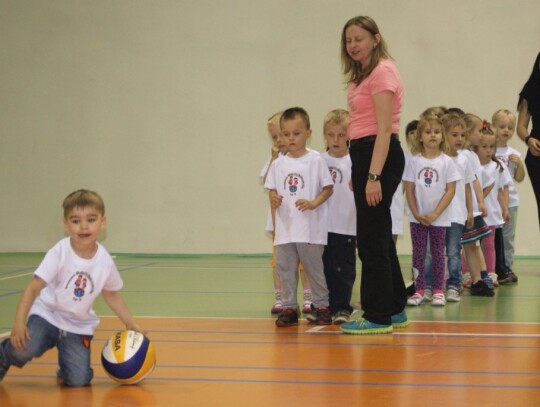 Przedszkolaki z Kędzierzyna-Koźla na sportowo bawiły się w hali Śródmieście