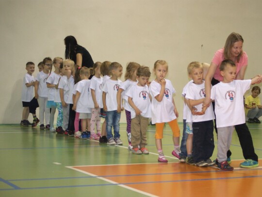 Przedszkolaki z Kędzierzyna-Koźla na sportowo bawiły się w hali Śródmieście