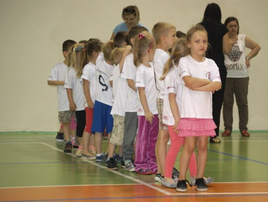 Przedszkolaki z Kędzierzyna-Koźla na sportowo bawiły się w hali Śródmieście