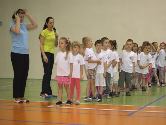 Przedszkolaki z Kędzierzyna-Koźla na sportowo bawiły się w hali Śródmieście