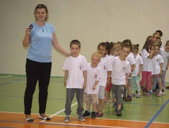 Przedszkolaki z Kędzierzyna-Koźla na sportowo bawiły się w hali Śródmieście