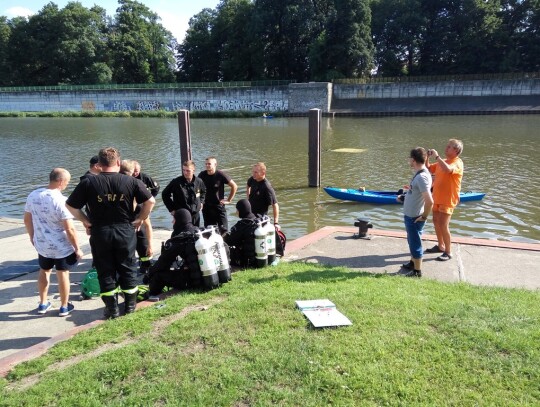 Samochód dostawczy wpadł do Odry w Kędzierzynie-Koźlu