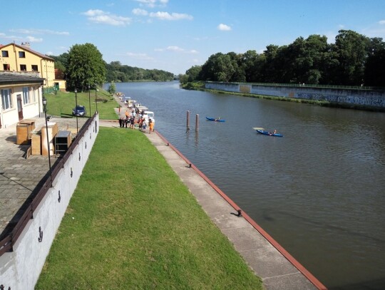 Samochód dostawczy wpadł do Odry w Kędzierzynie-Koźlu