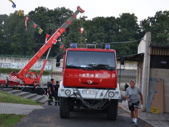 Strażacy wyciągali z Odry w Kędzierzynie-Koźlu ciężarówkę