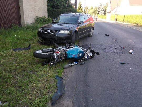 Czołowe zderzenie motocykla z passatem