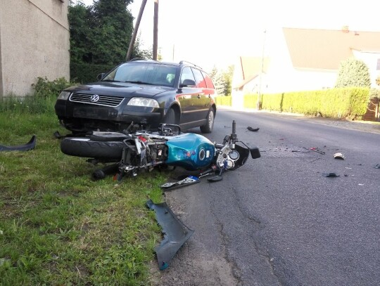 Czołowe zderzenie motocykla z passatem