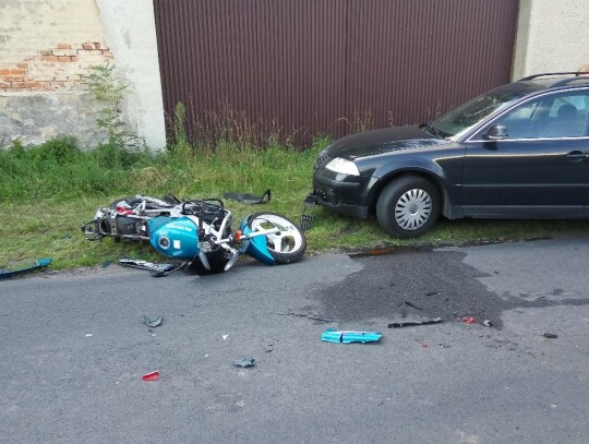 Czołowe zderzenie motocykla z passatem