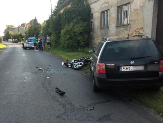 Czołowe zderzenie motocykla z passatem