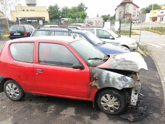 Pożar samochodu przy dworcu kolejowym w Kędzierzynie-Koźlu