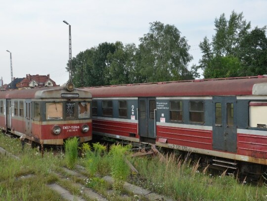 Wraki pociągow EN 57 w Kedzierzynie-Kozlu